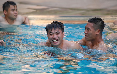 U22 Việt Nam khoe cơ bụng tại hồ bơi bốn sao khách sạn Phnompenh ảnh 3