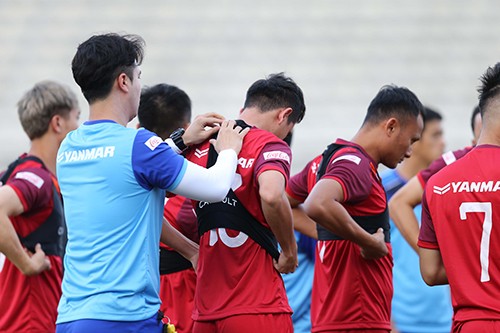 Buổi tập tràn đầy tiếng cười của tuyển Việt Nam trên đất Thái ảnh 7