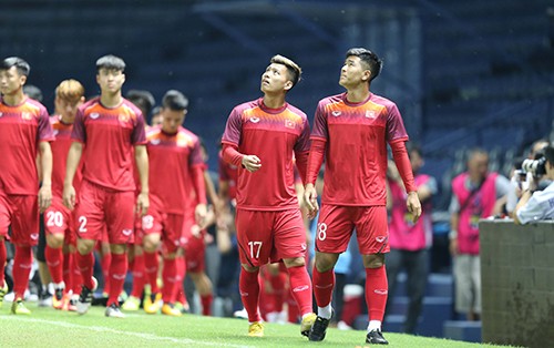 Tuyển Việt Nam tập trên sân chính Chang Arena ảnh 2