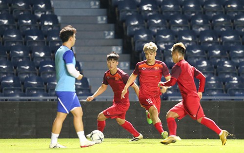 Tuyển Việt Nam tập trên sân chính Chang Arena ảnh 5