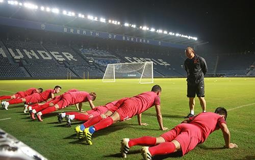 Tuyển Việt Nam tập trên sân chính Chang Arena ảnh 3