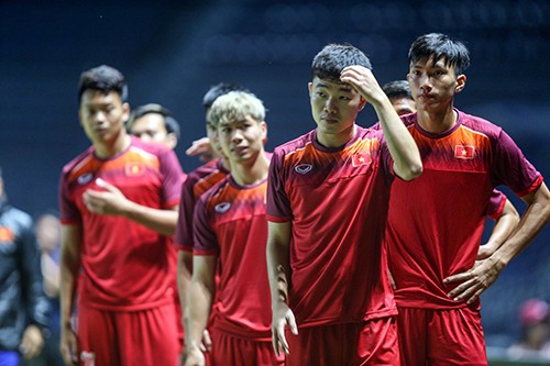 Tuyển Việt Nam tập trên sân chính Chang Arena ảnh 4