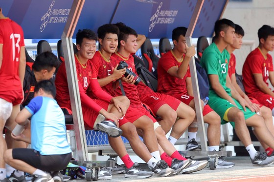 Hà Đức Chinh bị thầy Park 'tuýt còi' trong buổi tập ảnh 1