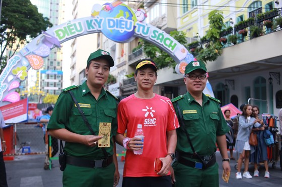 Xuân Canh Tý: VĐV chạy phong trào "lì xì" công nhân đang làm việc đầu năm 2020 ảnh 5