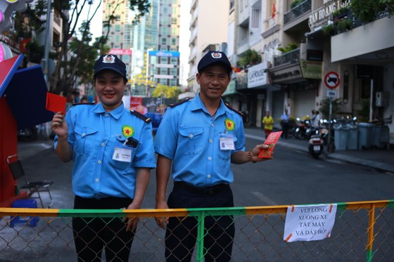 Xuân Canh Tý: VĐV chạy phong trào "lì xì" công nhân đang làm việc đầu năm 2020 ảnh 3