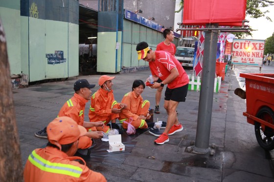 Xuân Canh Tý: VĐV chạy phong trào "lì xì" công nhân đang làm việc đầu năm 2020 ảnh 8