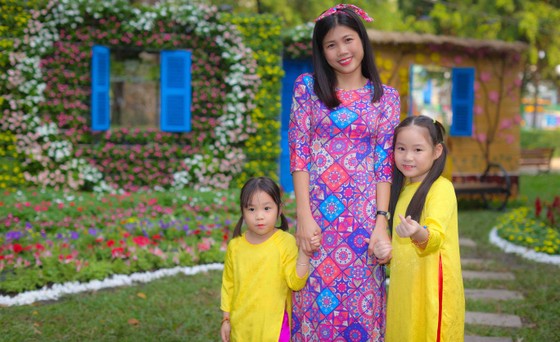 Người đẹp điền kinh Lê Thị Mộng Tuyền thướt tha trong tà áo dài truyền thống du xuân ảnh 6