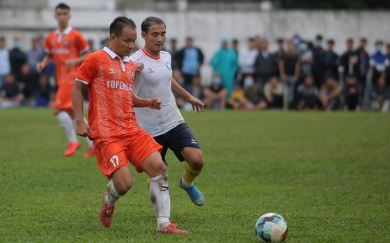 Khán giả Bình Định đội mưa xem đội nhà thi đấu ảnh 7