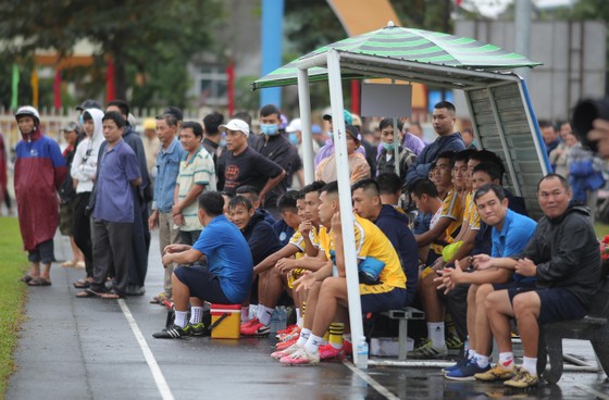 Khán giả Bình Định đội mưa xem đội nhà thi đấu ảnh 5