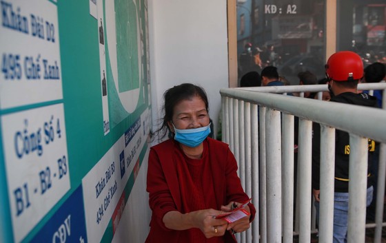 'Cháy vé' xem trận đầu tiên của HLV Kiatisak ở phố núi Pleiku ảnh 7