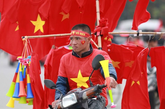 Mỹ Đình tràn ngập sắc đỏ-vàng trước trận chung kết AFF Cup ảnh 6