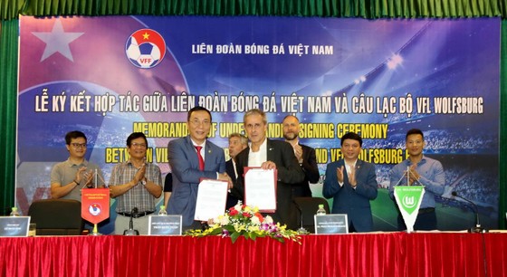 VFF ký biên bản hợp tác cùng CLB VfL Wolfsburg (CHLB Đức). ảnh 1