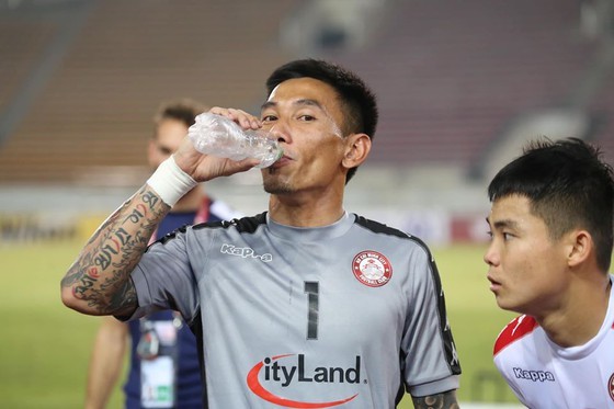 Văn Lâm trước nguy cơ bị các ‘người nhện’ V-League vượt mặt ảnh 1