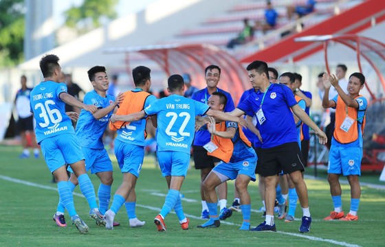 Khánh Hòa kéo dài mạch bất bại, Cần Thơ tiếp tục gây thất vọng ảnh 1