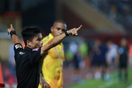 Trọng tài mắc nhiều sai số, nhưng các CLB V-League cần phản ứng chuyên nghiệp hơn ảnh 5
