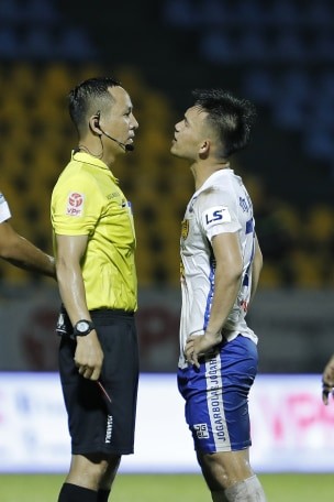 Trọng tài mắc nhiều sai số, nhưng các CLB V-League cần phản ứng chuyên nghiệp hơn ảnh 2