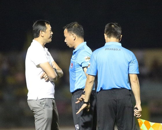 Trọng tài mắc nhiều sai số, nhưng các CLB V-League cần phản ứng chuyên nghiệp hơn ảnh 3