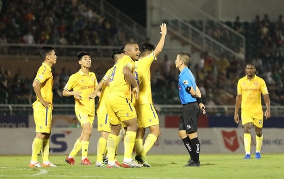 Vòng 11 LS V-League 2020: Vừa đá vừa lo ảnh 1