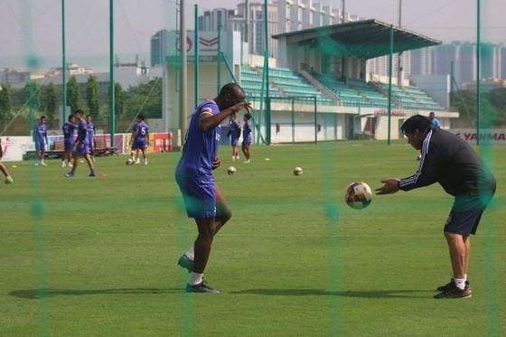 Các đội hối hả di chuyển về địa phương để ‘né’ dịch Covid-19 ảnh 1