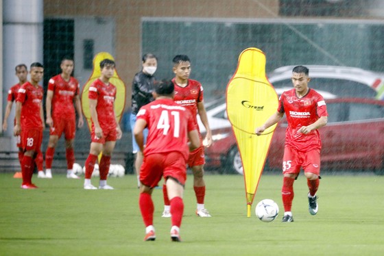 Đội U22 Việt Nam ra sân tập buổi đầu tiên ảnh 2