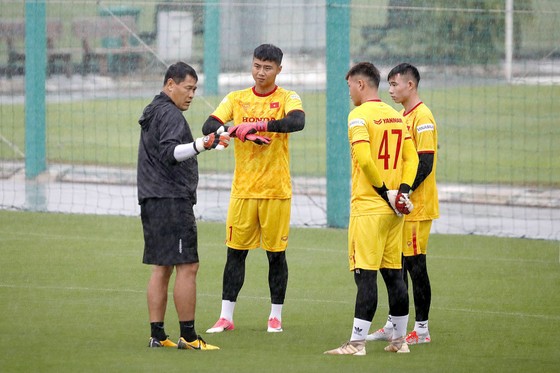 Đội U22 Việt Nam ra sân tập buổi đầu tiên ảnh 3