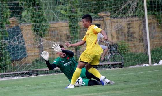 U22 Việt Nam chia đôi lực lượng đá nội bộ ảnh 1