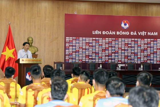 Lãnh đạo VFF gặp gỡ đội U19 trước khi di chuyển về Hưng Yên ảnh 1