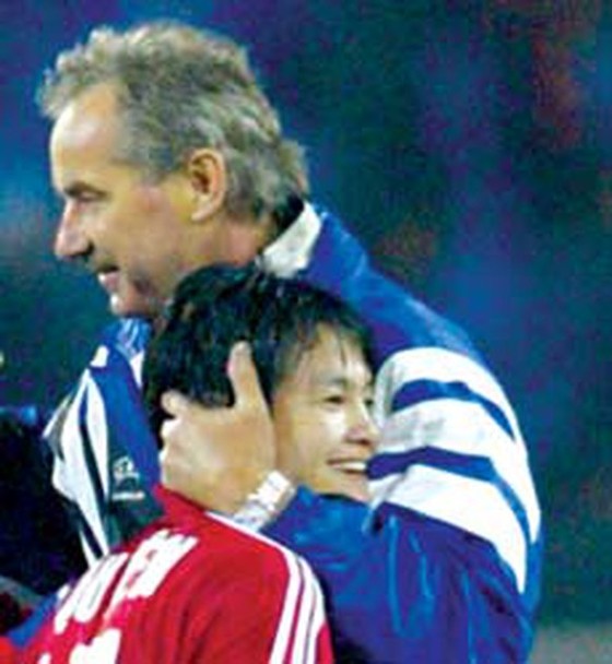 Cựu thuyền trưởng Đội tuyển Việt Nam Alfred Riedl qua đời ở tuổi 71 ảnh 1