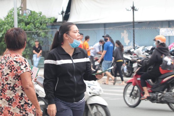 Phe vé 'làm nóng" trước trận Sài Gòn - Viettel, hét một cặp 300.000 đồng ảnh 2