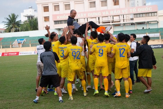 Hài hước CLB Gia Định: Đá thăng hạng... rồi xin xuống hạng lại! ảnh 1
