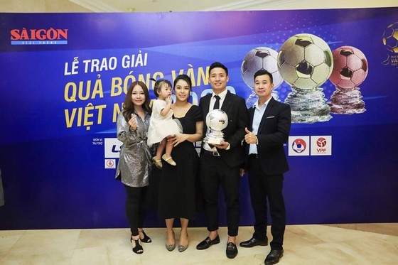 Lãnh đạo Công ty CP Sport chia vui cùng Tiến Dũng trong đêm Gala trao giải Quả bóng vàng 2020