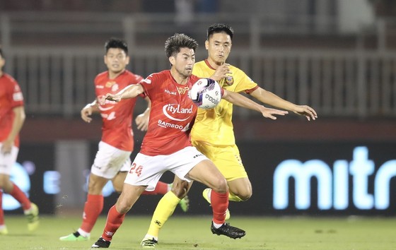 Ngoại binh solo qua 6 cầu thủ để ghi bàn, TPHCM thắng trận đầu V-League ảnh 2