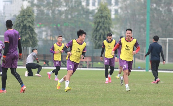 Các đội V-League nỗ lực vượt khó ảnh 1