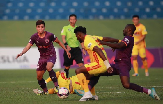 Sân Bình Dương đón 6.000 khán giả khi LS V-League quay lại ảnh 1