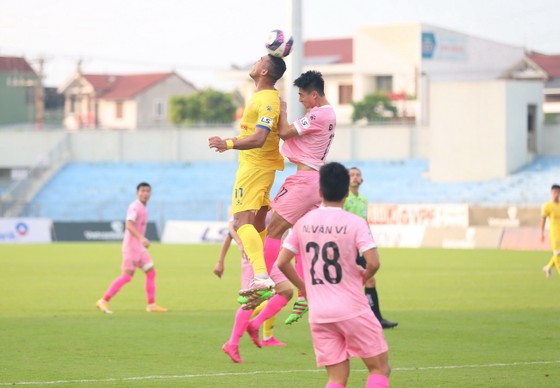 Hà Tĩnh kéo Nam Định ‘trở lại mặt đất’ ảnh 1