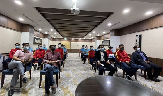 Tham tán Đại sứ quán Việt Nam tại UAE đến thăm đội tuyển futsal Việt Nam ảnh 1
