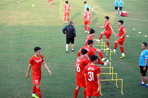 Đội tuyển Việt Nam hạn chế tiếp xúc bên ngoài ảnh 1
