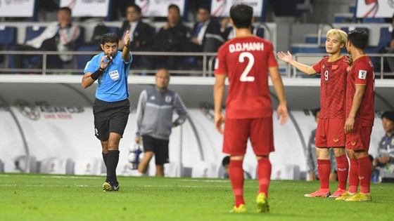 Tiến Linh và các đồng đội gặp lại trọng tài Mohamed Hassan ảnh 1