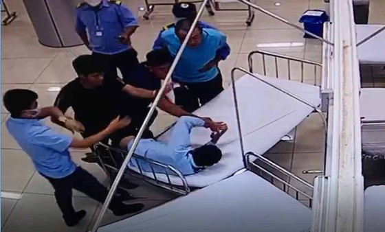 Nhóm thanh niên đánh bảo vệ bệnh viện rồi gây tai nạn chết người ảnh 1