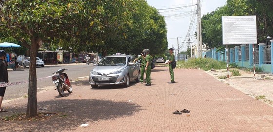 Tranh giành khách, tài xế taxi đâm đồng nghiệp tử vong ảnh 1