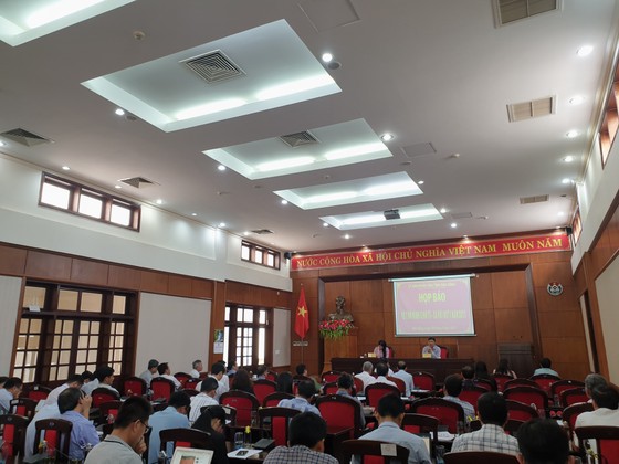 Xử phạt 2 đối tượng tự ý mở đường lấp hơn 5.000m² rừng bán ngập ảnh 1