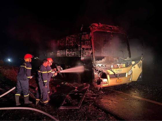 Xe khách giường nằm cháy rụi trên đường ảnh 1