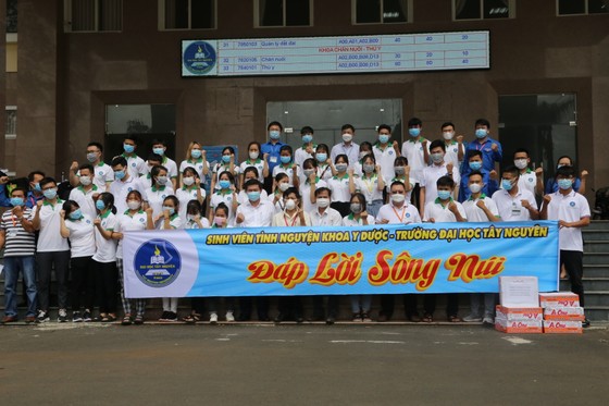 41 sinh viên Trường Đại học Tây Nguyên lên đường hỗ trợ Bình Dương chống dịch ảnh 1