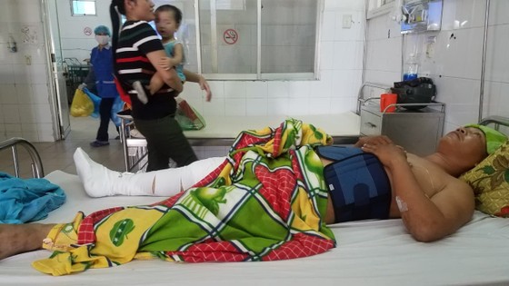 Truy bắt xe chở cát lậu, 1 cán bộ xã bị tông gãy xương đùi ảnh 1