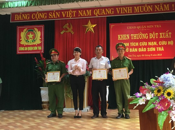 Truy tặng bằng khen cho công dân tử nạn trong lúc cứu người tại bán đảo Sơn Trà ảnh 2