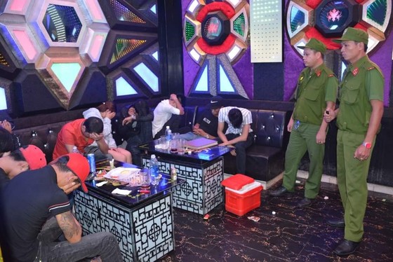 Phát hiện 68 đối tượng đang "phê" ma túy trong quán karaoke ảnh 1