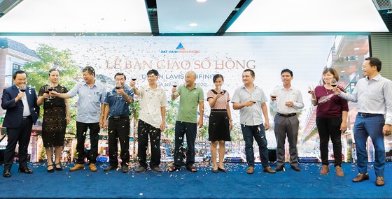 Trao sổ hồng cho cư dân 200 căn shophouse hạng sang ven hồ tại Đà Nẵng ảnh 2