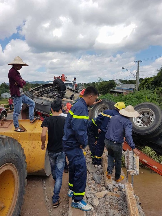 Xe đầu kéo chở gỗ đâm lan can cầu, tài xế tử vong ảnh 1
