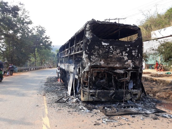 Kon Tum: Cháy xe khách trong đêm, 38 người may mắn thoát chết ảnh 1