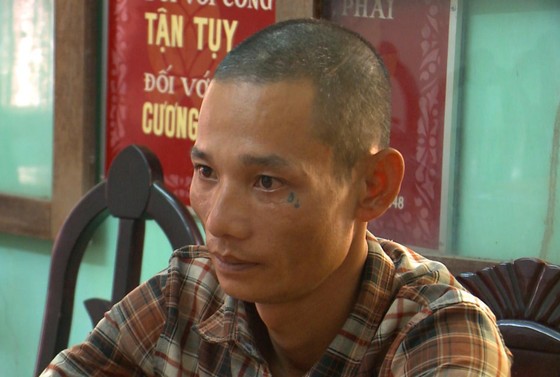 Khởi tố đối tượng chở gỗ tông bị thương chiến sĩ công an ảnh 1